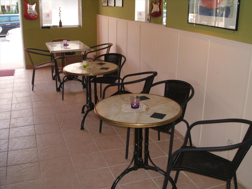 BUSY LONG STANDING INTERNATIONAL BAR